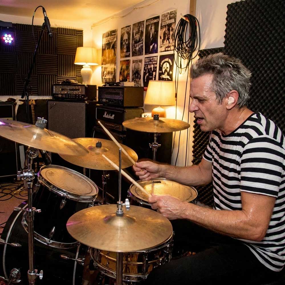 Trommeslager med &oslash;repropper i &oslash;velokale for at beskytte h&oslash;relsen